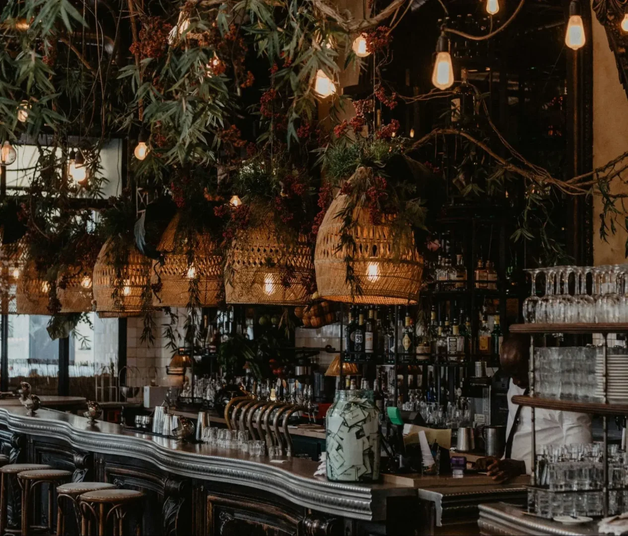 bar background for zoom meetinghttps://unsplash.com/photos/brown-pendant-light-uqd-eq1_tte