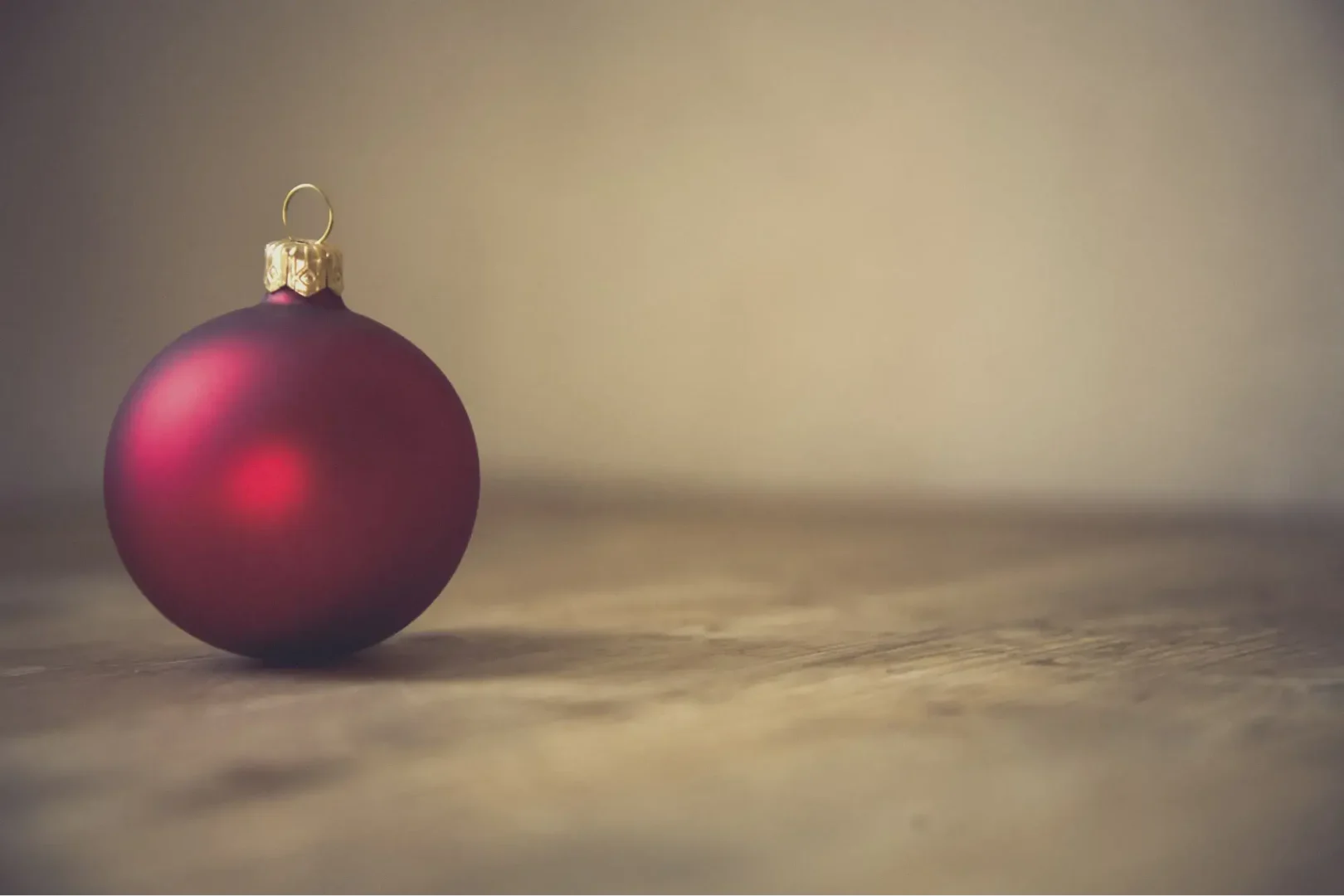 christmas ball ornament backgroundhttps://unsplash.com/photos/closeup-photo-of-red-ball-ornament-on-surface-af_4tbqjdtc