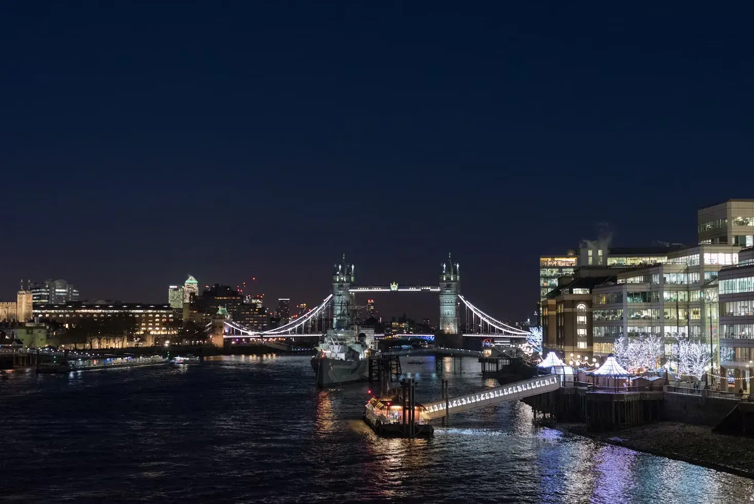 london bridge backgroundhttps://unsplash.com/photos/london-bridge-during-night-time-qv4ua8mjrki